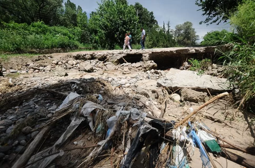 SEÑALES. Caminos destrozados en el sur. Dicen que no los pueden reparar porque las lluvias no dan tregua. la gaceta / fotos de osvaldo ripoll 