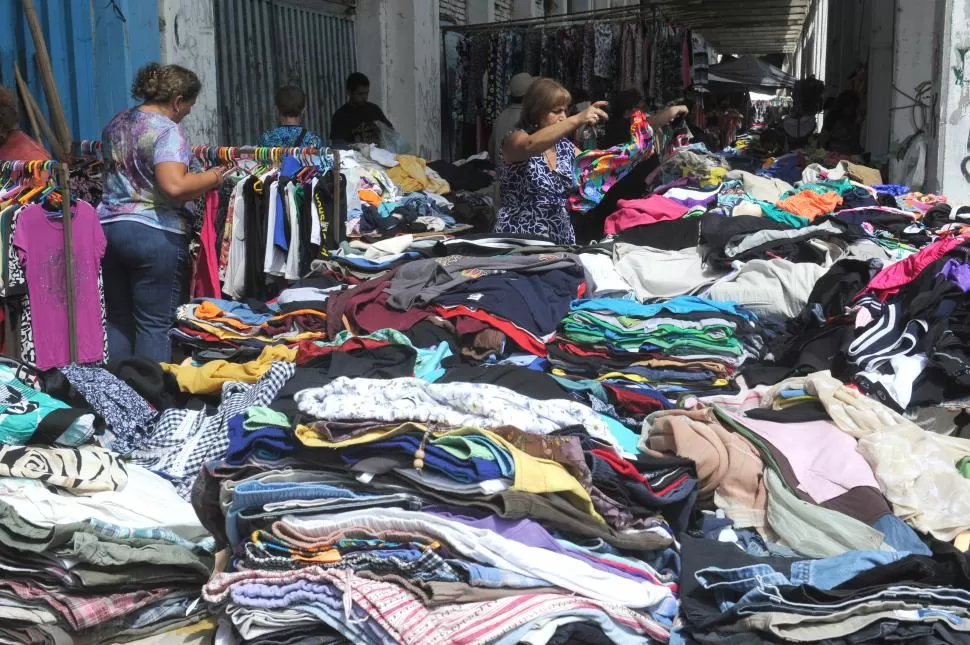 TODO BARATO. La ropa que llega a Tucumán viene desde Estados Unidos, es separada en lotes por tipo de prendas, edad y sexo del destinatario e ingresa por el Norte del país, según contaron varios puesteros. la gaceta / fotos de antonio ferroni 