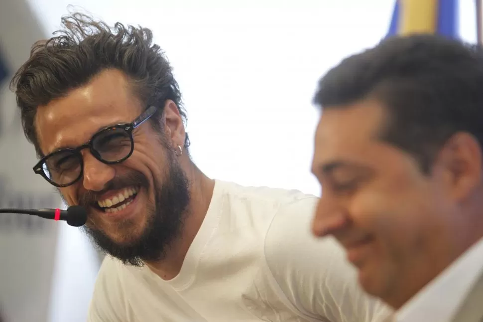 MÁS FELIZ QUE NUNCA. “Esto es algo impresionante para mí, una alegría inmensa”, dijo Osvaldo en su presentación junto a Angelici, reconociendo su fanatismo por Boca y agradeciendo el cariño de los hinchas. dyn