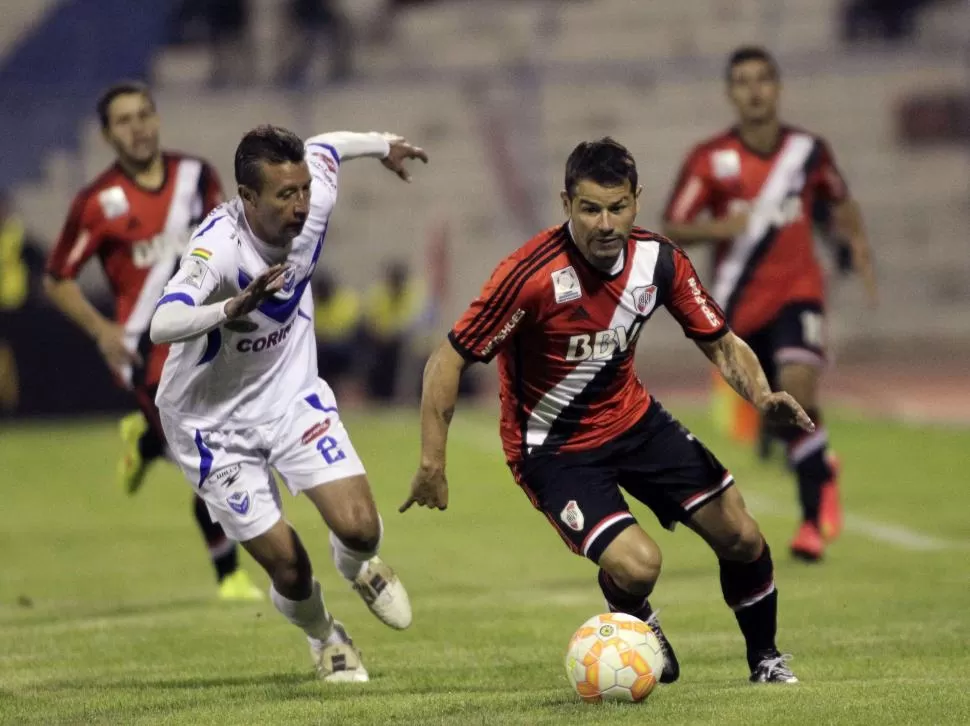 SE ESFORZÓ Y CUMPLIÓ. Mora intenta ganar en velocidad y para acercarse al arco de San José; el uruguayo no marcó, pero hizo un buen partido en la delantera. reuters