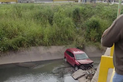 Perdió el control de la camioneta y cayó al canal, en San Cayetano