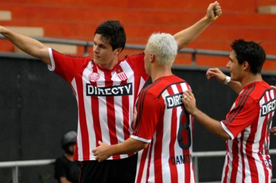 Estudiantes venció a Godoy Cruz y mantuvo la cima