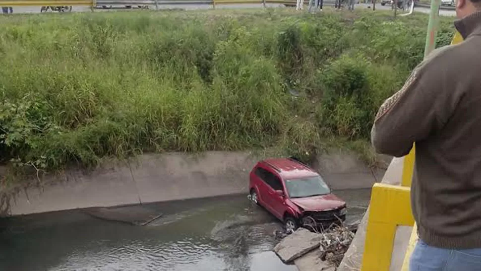 Perdió el control de la camioneta y cayó al canal, en San Cayetano