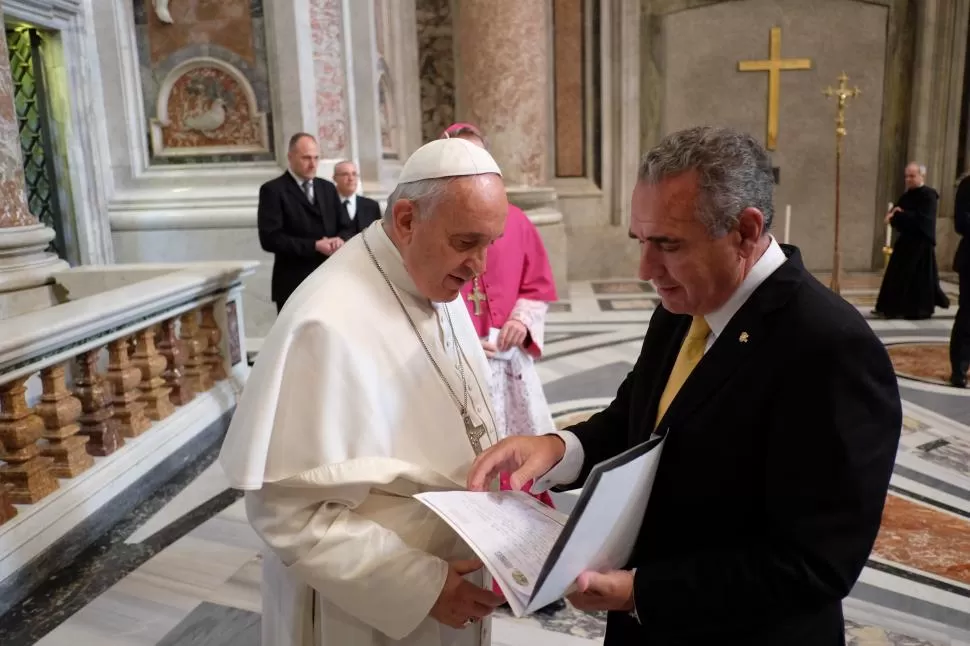 EN MANO El titular de la FET, Pedro Omodeo, entrega el proyecto a Francisco. gentileza fet 