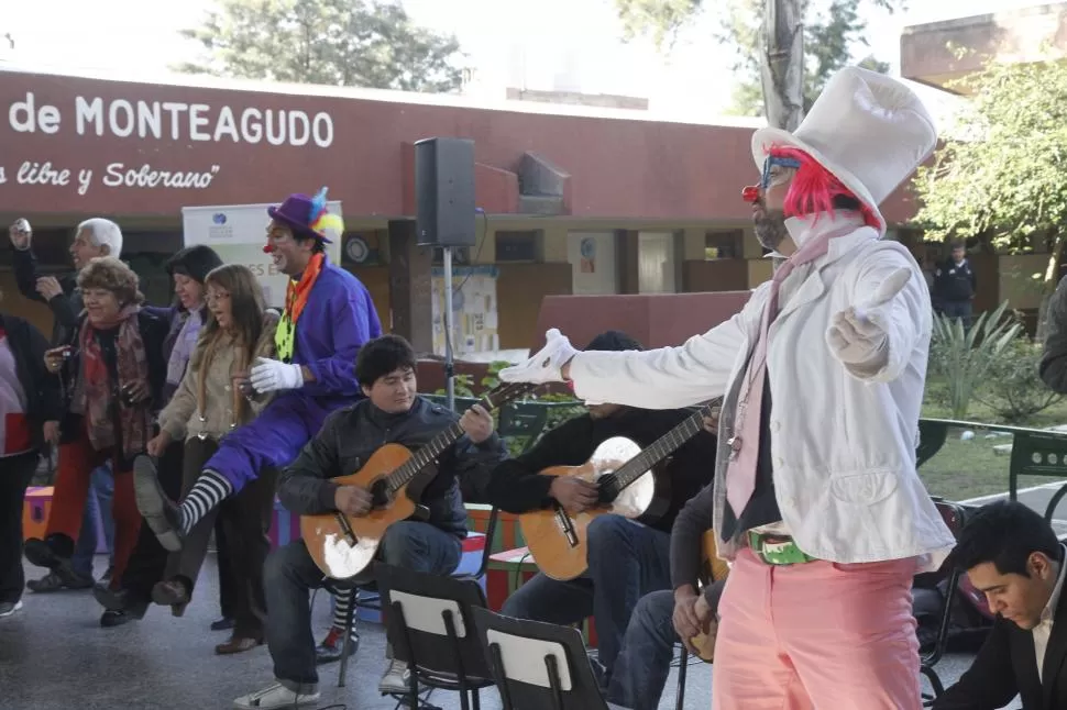 ELENCO DE VARIEDADES. Dos clowns, Sebastián Bulacio y Gonzalo Véliz, protagonizan “El show de preguntas y respuestas”. 