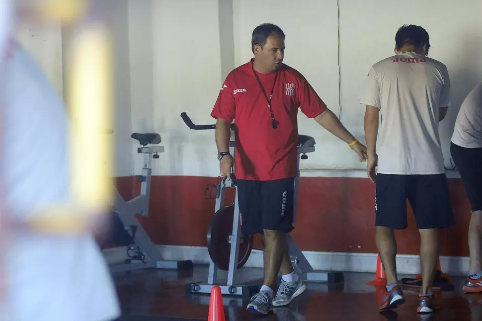 EN TODOS LOS DETALLES. El “Profe” Palladino trabajó de manera intensa con el plantel en busca de un equipo resistente. LA GACETA / FOTO DE ANALÍA JARAMILLO (ARCHIVO)