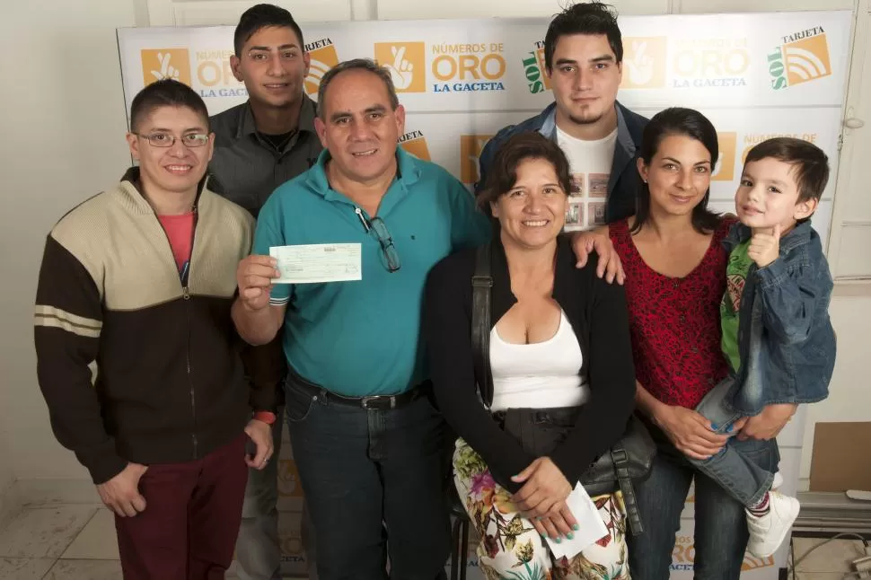 UNA FAMILIA FELIZ. Villafañe vino a retirar el premio junto con su esposa, Mary, sus hijos, su nuera y su nieto. la gaceta / foto de inés quinteros orio