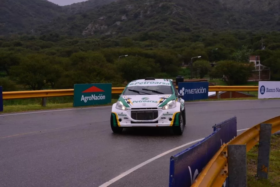 POCO HABITUAL. En escasas ocasiones el rally tiene postales que muestran a los autos para los caminos de tierra, en el asfalto. El de Padilla se lució para la foto.  foto de rallyargentino.org.ar