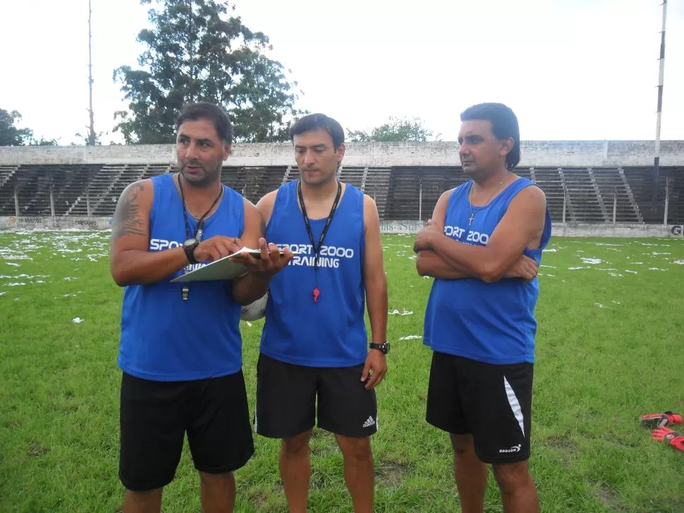 LA BASE ESTÁ. El técnico Víctor Godoy y sus colaboradores Elio Cabral y Darío López seguirán conduciendo al equipo. FOTO DE jorge diaz