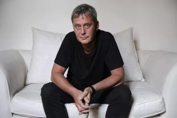 SOSTENIENDO EL SUSPENSO. Jeanmaire escribe sobre el amor y lo bélico. baraderoteinforma.com.ar