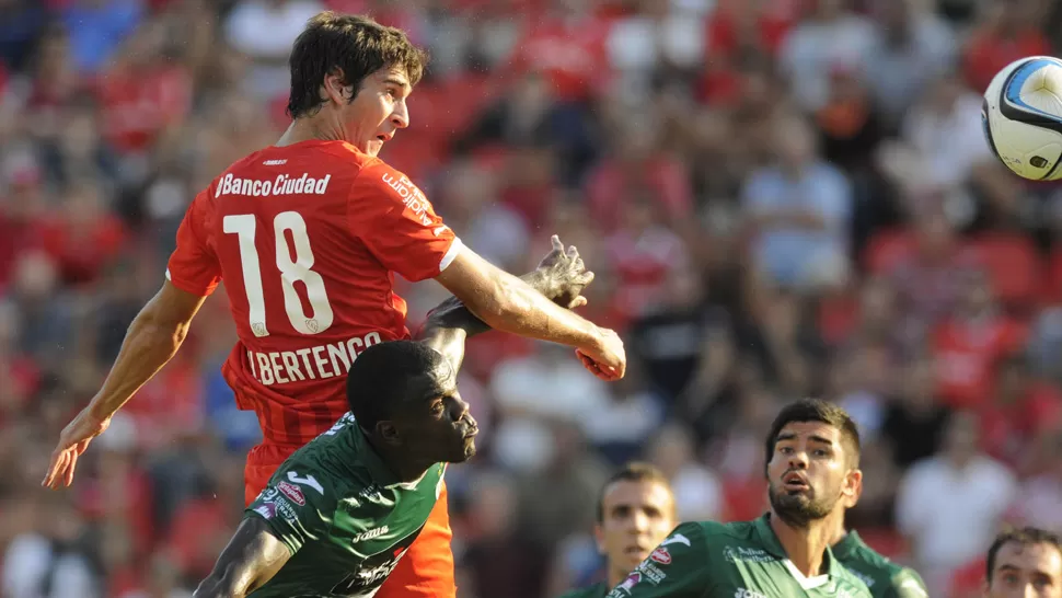 ¡PEGO EN EL PALO! Albertengo se elevó, conectó de cabeza el centro de Papa, pero la pelota pegó en el poste izquierdo y se fue. DYN