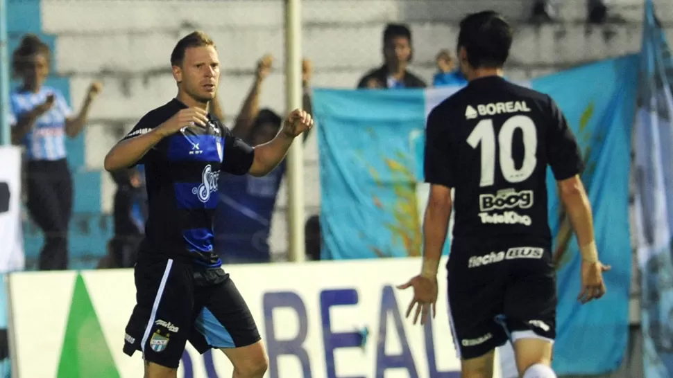 LA CALMA. Menéndez consiguió el empate y los Decanos rescataron un punto ante los santiagueños. LA GACETA / DIEGO ARAOZ