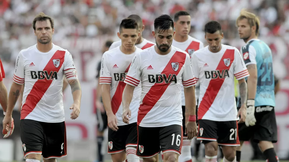 DESILUCION. Los jugadores Millonarios dejaron cabizbajos el Monumental. DYN