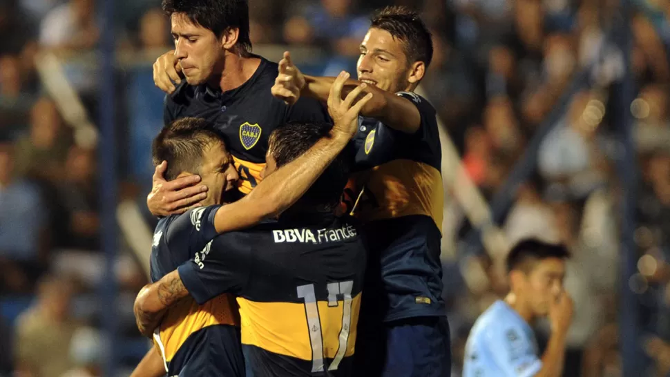 FESTEJO. Martínez ya puso el 1-0 y desató la celebración de sus compañeros. TELAM