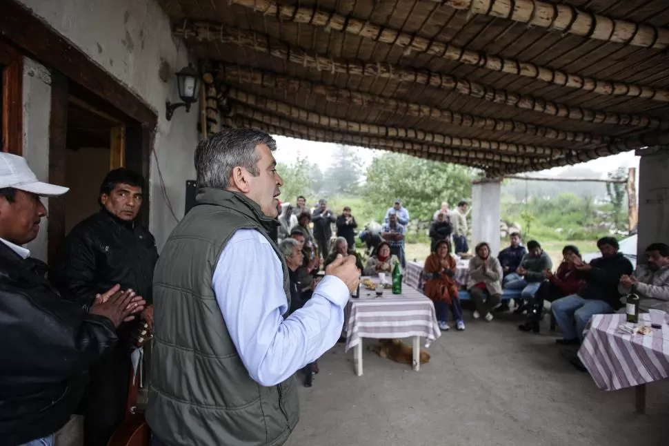 EN LOS VALLES. Cano sigue de campaña, esta vez visitó El Mollar y Tafí.  prensa ucr