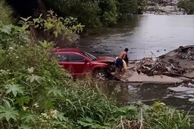 Roban las partes de un auto luego de un accidente