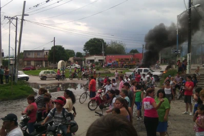 Una joven sufrió un violento ataque y sus vecinos pidieron justicia en la Comisaría XIII