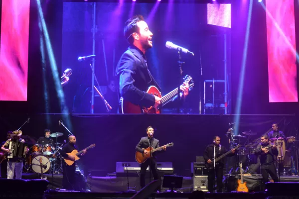 Chayas y temas románticos en un cierre de fiesta multitudinario