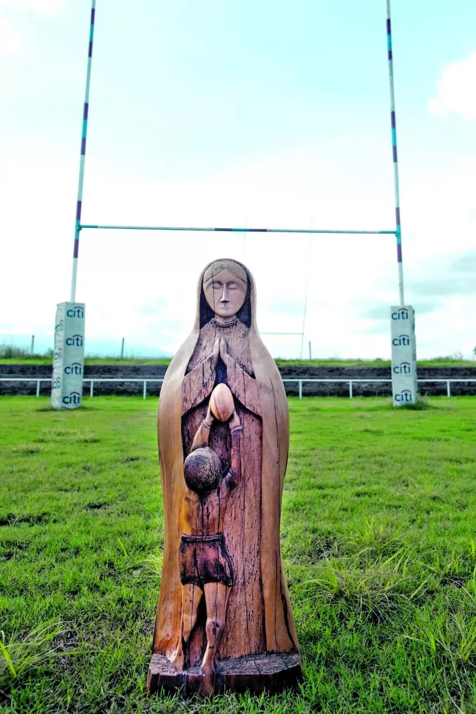 OFRENDA. La imagen de la Virgen y el niño ofreciéndole la pelota es similar a la original de la capilla de St. Savin, pero en una versión vernácula, con rasgos norteños e indígenas. la gaceta / fotos de diego aráoz