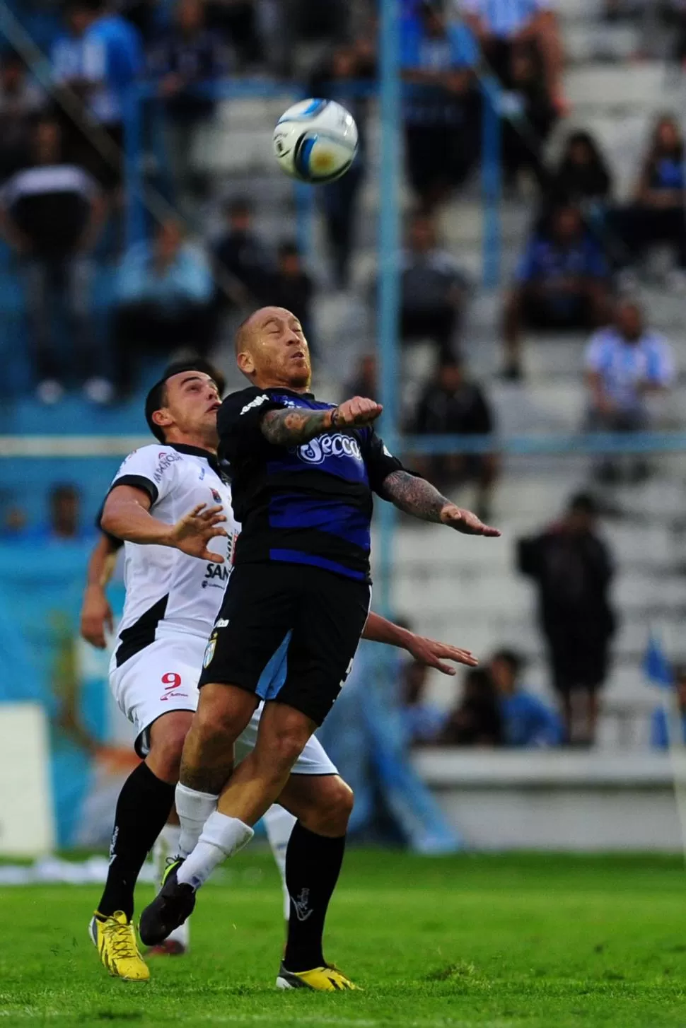 LUCHA AÉREA. Garnier vence a la física y supera a Bastianini en las alturas. El volante tuvo mucho trabajo en el medio campo. la gaceta / foto de diego aráoz