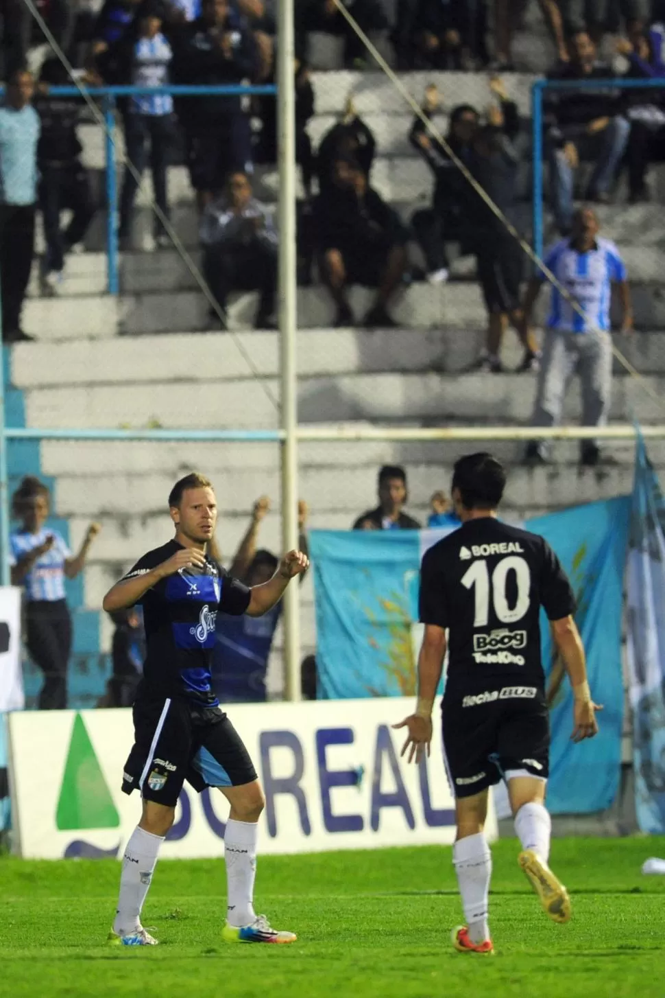 NO FALLÓ. Menéndez ya marcó el empate y lo celebra con González que fabricó la jugada. Fueron los dos mejores de Atlético. la gaceta / foto de diego aráoz