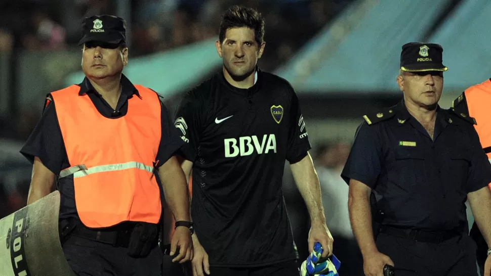 DESENCAJADO. El arquero de la Selección se fue masticando bronca después de ver la tarjeta roja. TELAM