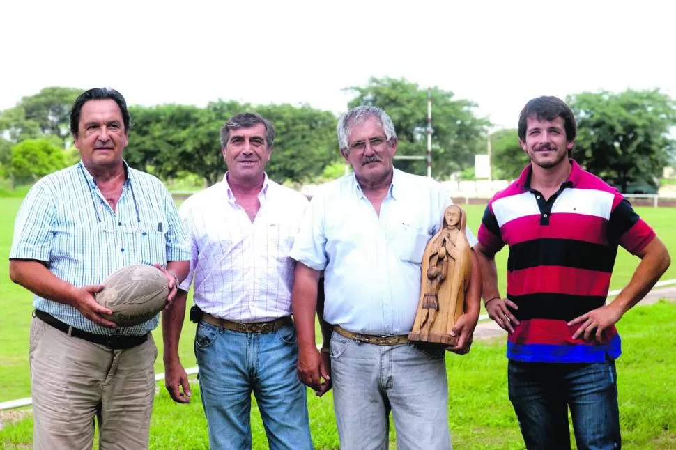 ELLOS LO HICIERON. De izquierda a derecha, los ideólogos Guillermo Decoud Griet y Daniel “Papa” Cebe, junto a al artista José Bulacia (escultor de la imagen) y el arquitecto Álvaro Campo (diseñador de la gruta).  