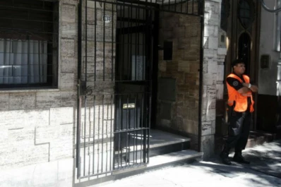 Hallan muerta a una mujer y a su hija en un departamento