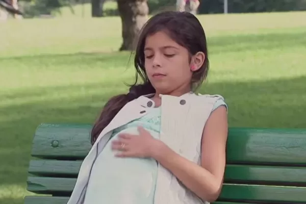 Una niña embarazada sorprende a todos en la vía pública