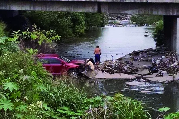 Desmantelan un auto tras un accidente