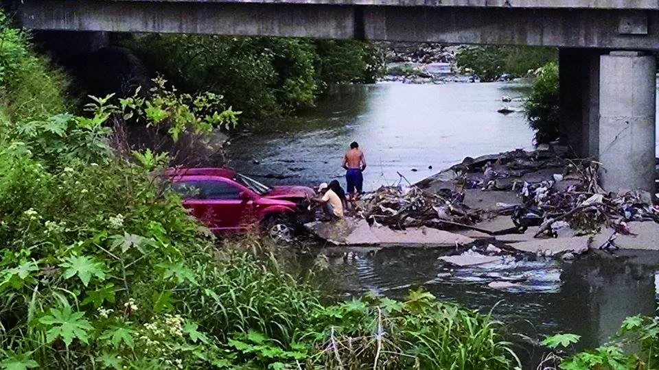 ROBO. En la foto tres personas retiran piezas de la camioneta que chocó. LA GACETA EN WHATSAPP