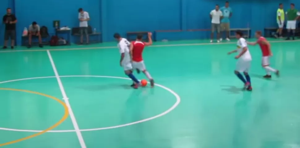 El increíble caño de un jugador de futsal
