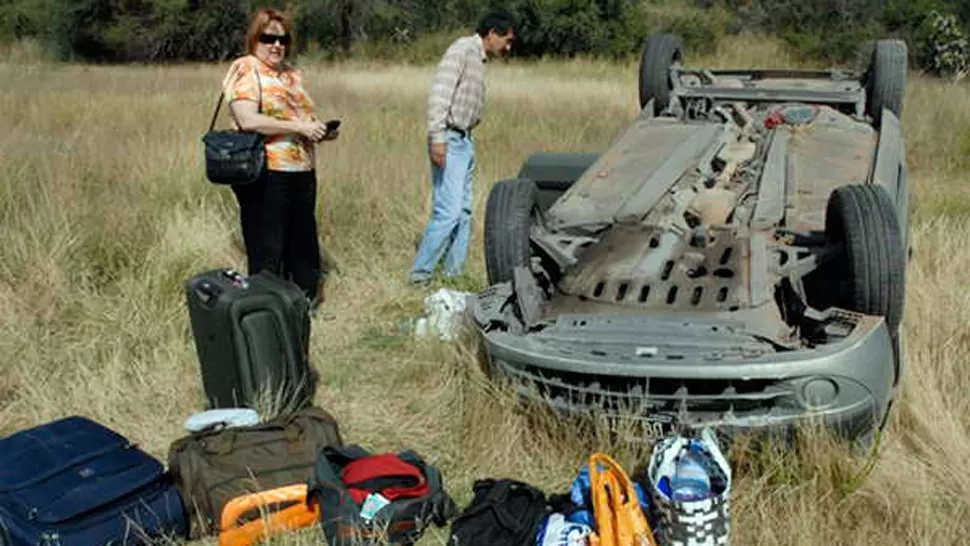 RUEDAS ARRIBA. Los ocupantes del auto sólo sufrieron algunos raspones. FOTO TOMADA DE ELLIBERAL.COM.AR