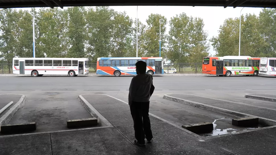 ATAQUE EN LA TERMINAL. El joven recibió la apuñalada mientras aguardaba en la zona de los andenes. ARCHIVO LA GACETA / FOTO DE DIEGO ARÁOZ