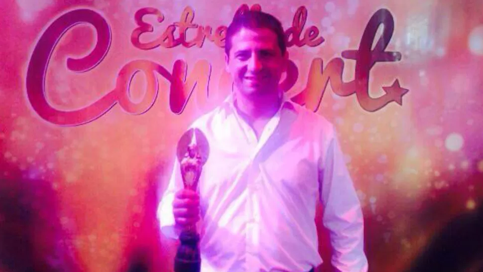 PREMIADO. Miguel Martin, con la estatuila. IMAGEN TOMADA DE FACEBOOK