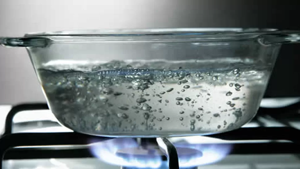 FÁCIL Y SEGURO. Hervir el agua es una manera de hacerla potable al agua.