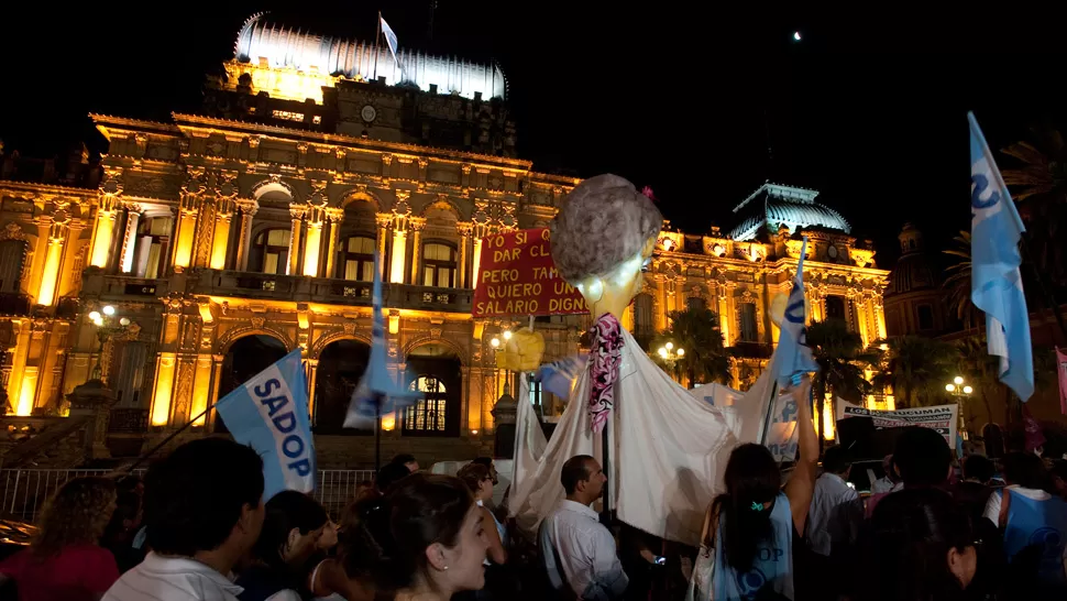 MARCHA. Los docentes se congregaron enfrente a la Casa de Gobierno. LA GACETA/ FOTO DE DIEGO ARÁOZ