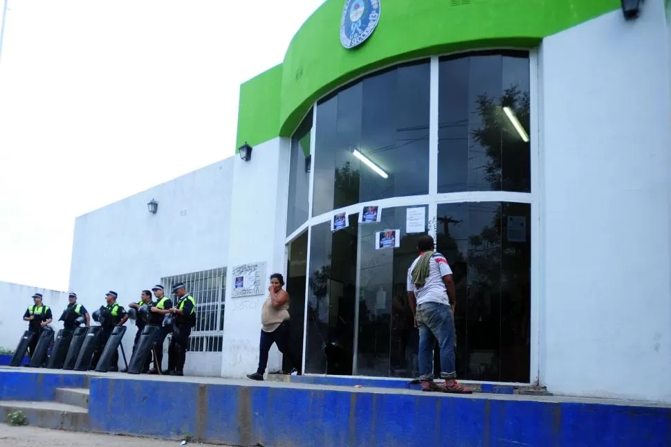 RECLAMO. La protesta de la familia Alderete obligó a la Policía a desplegar varias unidades de Infantería. la gaceta / foto de diego aráoz