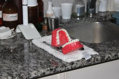 Desvalijan a un odontólogo y le dejan una dentadura riéndose sobre la mesa