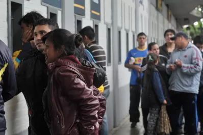 Largas colas para comprar entradas para ver a Boca