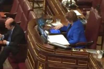 Filman a una diputada jugando 'Candy Crush' en plena sesión