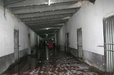 Por una pelea con armas blancas, internaron a dos presos de Villa Urquiza