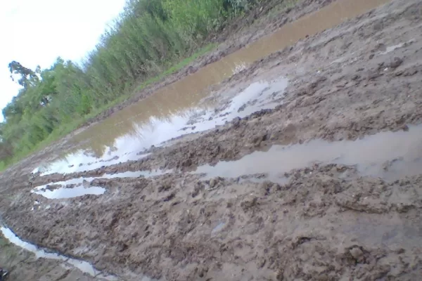 Las lluvias volvieron intransitable una calle de El Bracho