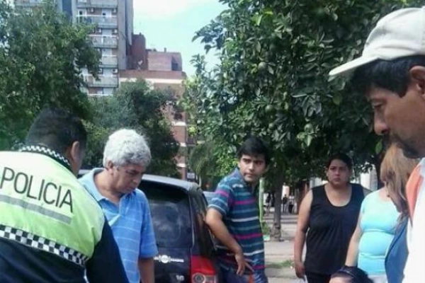 Un hombre discutió con su pareja y la apuñaló en plena calle