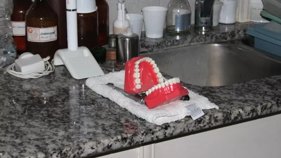 UNA BURLA. Los delincuentes dejaron premeditadamente el molde para prótesis. FOTO TOMADA DE LU24.COM.AR