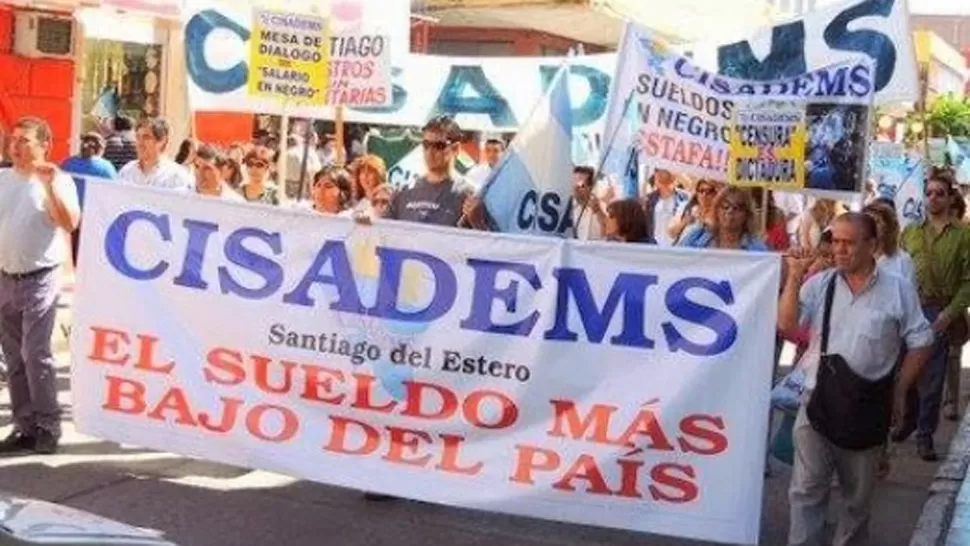 RECLAMOS. El gremio que agrupa a los maestros realizó marchas el año pasado, en reclamo de aumento de sueldo. FOTO ULTIMAHORADIARIO.COM.AR
