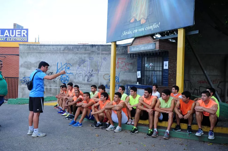 MENSAJE CLARO. El profesor Aguilar habla con el plantel. Puso énfasis en lo que pretende de ellos en la pretemporada.  la gaceta / foto de diego aráoz