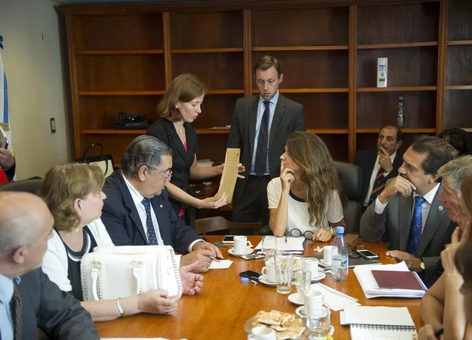 EXHIBICIÓN. La secretaria del CAM, Sofía Nacul, muestra a Sbdar el sobre con el resultado de los exámenes, ante la mirada de los otros consejeros. la gaceta / foto de jorge olmos sgrosso 