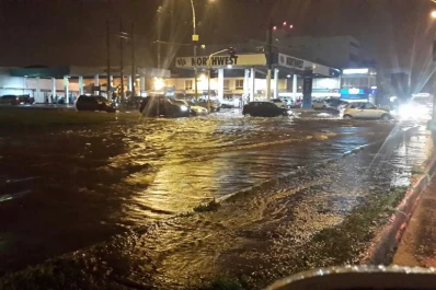 Las calles se volvieron lagos a causa de la lluvia