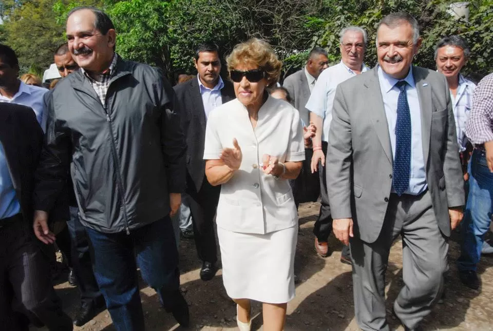 ANUNCIO EN LA BANDA. Alperovich inauguró un pozo de agua para 300 familias en la localidad de Pacará.  foto de humberto villagra